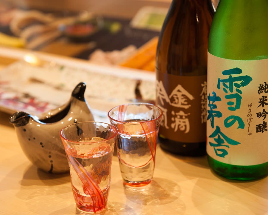 日本酒を嗜み、肴も楽しむ