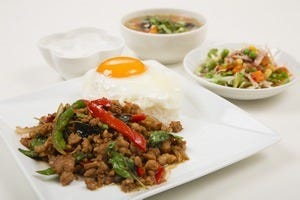 スープ、サラダ、デザートと一緒に提供されるガパオ鶏肉のバジル炒めライス