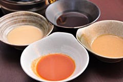 自家製タレを4種類の中から選んでお召し上がり頂けます。