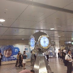 名古屋駅西口は銀時計が目印、太閤通口を正面にしながら銀時計を左手に曲がるとマツモトキヨシさんがあるのでそこをまっすぐ進んでください