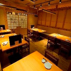 個室完備 まぐろ居酒屋 さかなや道場 名古屋駅太閤通口店_【大小さまざまなお席】テーブル席や掘りごたつ席等、多様なお席を完備しております。名古屋駅徒歩1分とアクセスも良いので、仕事終わりの遅めスタートの飲み会や、買い物終わりに立ち寄るのにもおすすめです。お近くにお越しの際は、気軽にご来店ください。