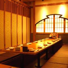 個室完備 まぐろ居酒屋 さかなや道場 名古屋駅太閤通口店_【少人数からご利用可能な個室席】デートや仕事帰りのカジュアルな飲み会などにおすすめ。落ち着いた和風のプライベート空間はお誕生日や記念日のお祝いにもおすすめです。さかなや道場こだわりの料理と厳選したお酒をゆっくりお楽しみいただける寛ぎ空間となっております。