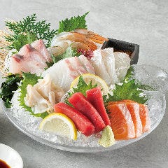 個室完備 まぐろ居酒屋 さかなや道場 名古屋駅太閤通口店_【豪華盛り合わせでお祝い】さかなや道場自慢の「生本まぐろ入り刺身７点盛」はお祝いのシーンにもぴったり！鮮度・旨み抜群の刺身をお客様にお届け致します。裁きたてピチピチの鮮魚をご堪能ください！