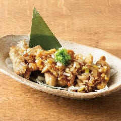 個室完備 まぐろ居酒屋 さかなや道場 名古屋駅太閤通口店_せせりの焼き油淋鶏／いぶりがっこクリームチーズ