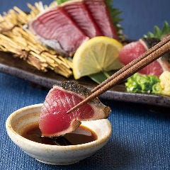 <うまかもん勢揃い>藁焼きカツオたたき 個室完備 まぐろ居酒屋 さかなや道場 名古屋駅太閤通口店_<うまかもん勢揃い>藁焼きカツオたたき