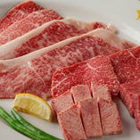 専任スタッフの管理のもと、熟成庫の中で旨みを凝縮させた「熟成肉」と、九州産のブランド和牛のなかでも上質ランクの肉を堪能できる贅沢な「プラチナコース」