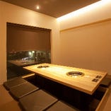 人気の琉球畳を配した座敷個室。掘りごたつなのでゆったりくつろげる