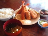 新鮮がウリの魚をフライに。
ミックスフライ定食。