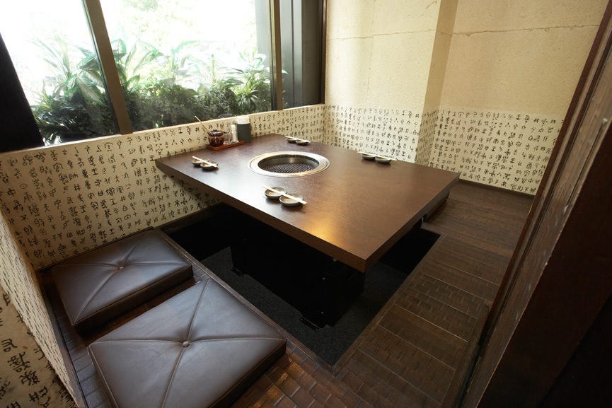 掘りごたつ式の個室