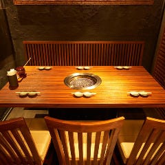 5~12名様まで座れる半個室のテーブル席。個室にもなります。 BeefGarden 二子玉川_5~12名様まで座れる半個室のテーブル席。個室にもなります。