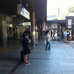 JR三ノ宮駅（中央口）より【さんきたアモーレ広場】（通称パイ山）を目指します。