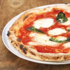 みんなでワイワイ食べるのには最適のマルゲリータピザ