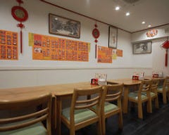 気軽に座れるテーブル席 ランチや普段使いにぴったり！