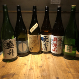 全国各地から厳選して仕入れた銘柄日本酒を常時30種類以上ご用意