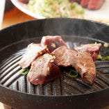 新鮮な食材は、生で食す！！それが、幸喜屋の真髄です。
しかし、今の時代は焼かなければならない。でも、そのおかげで新たな発見が出来ました。
それが、『新鮮なモノは、焼いても旨い』実は、生レバーファンだった方達ほど知られていなかった事実。焼き加減さえ間違わなければ焼く事で一層、美味しくなるのです。