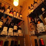 仏産、国産ワイン約70種類。セラーに入って自分で選べる楽しさ！