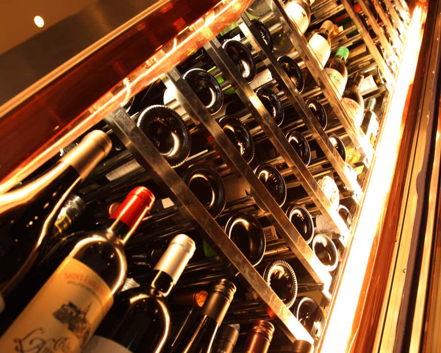 厳選されたワインは巨大ワインセラーで完備！100～120本常備♪