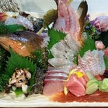 天草産地魚と旬の刺し盛り　４，２００円