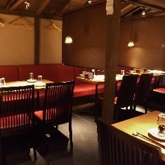 【2F】全席隣が気にならない仕切り付。窓側のお席は予約が確実！