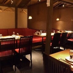 2Fは、全席隣が気にならない仕切り付のテーブル席。