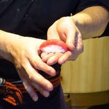 老舗の寿司屋で修業を積んだ職人が握る本格的な握り寿司