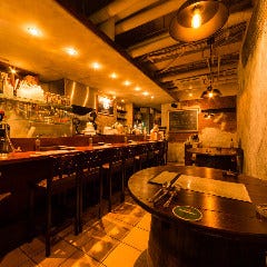 ゆったりとした時間が流れる店内はまるで大人の隠れ家のよう