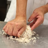 ◆職人が丁寧に練り込む蕎麦粉100％の十割蕎麦