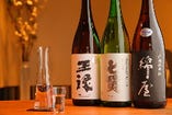 天ぷらに合わせて揃えた日本酒。常時4～5種を用意している。
