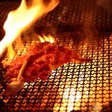 強力な炎で一気に焼き上げる事で旨味を凝縮。骨付きモモ焼き１２８０円。