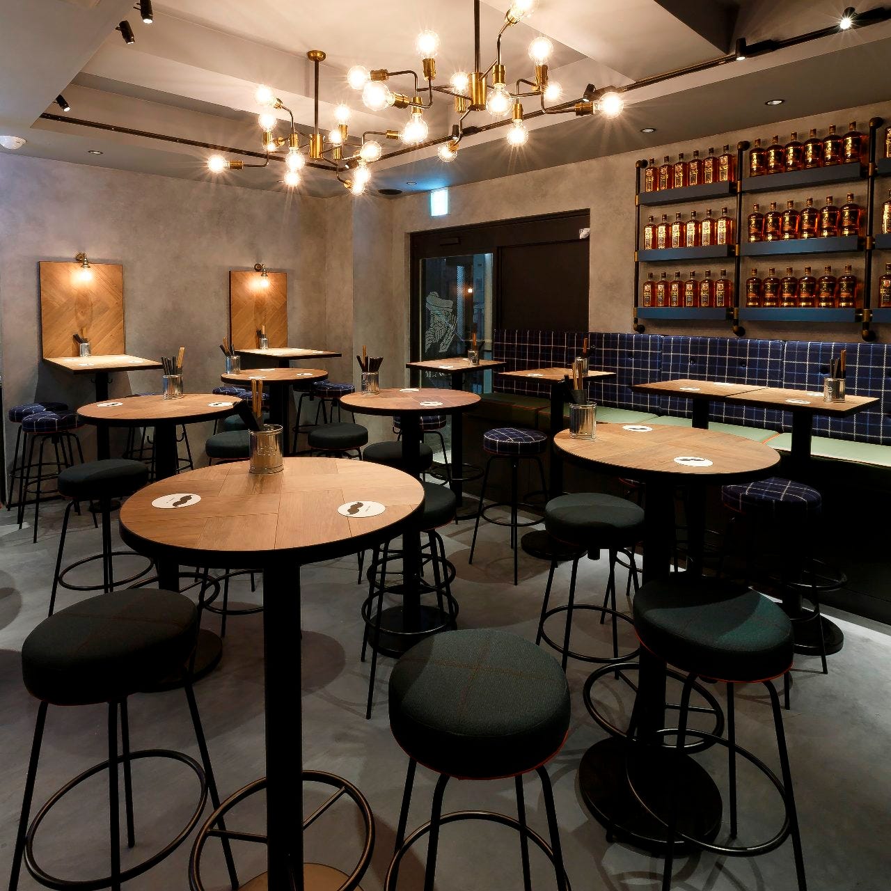 丸イスとテーブルがあり、アメリカンでシックな雰囲気の内観