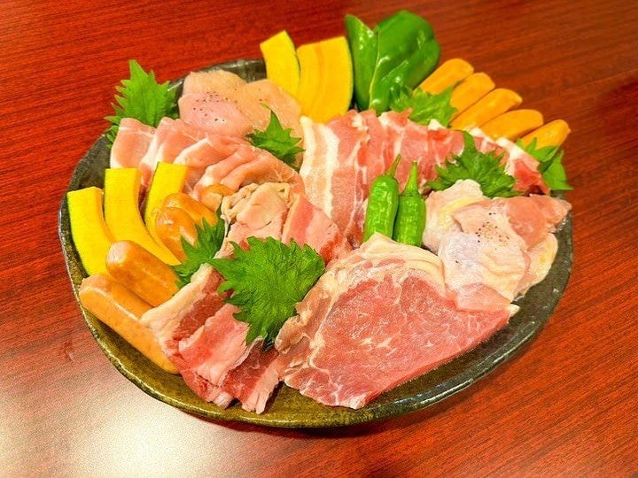 お肉や野菜が豪快に盛り付けられた焼肉フィーバーセット
