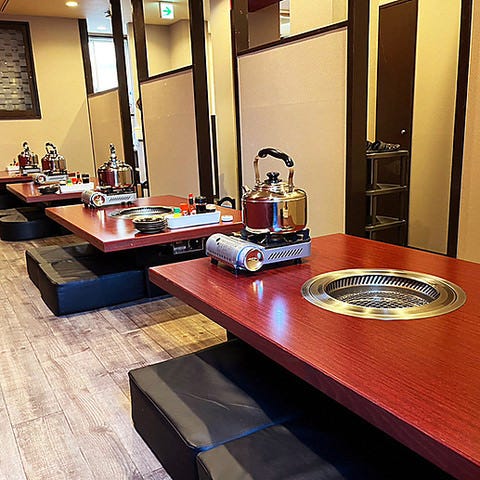 掘りごたつになっているカキ小屋フィーバー焼肉 六甲道新在家店の店内