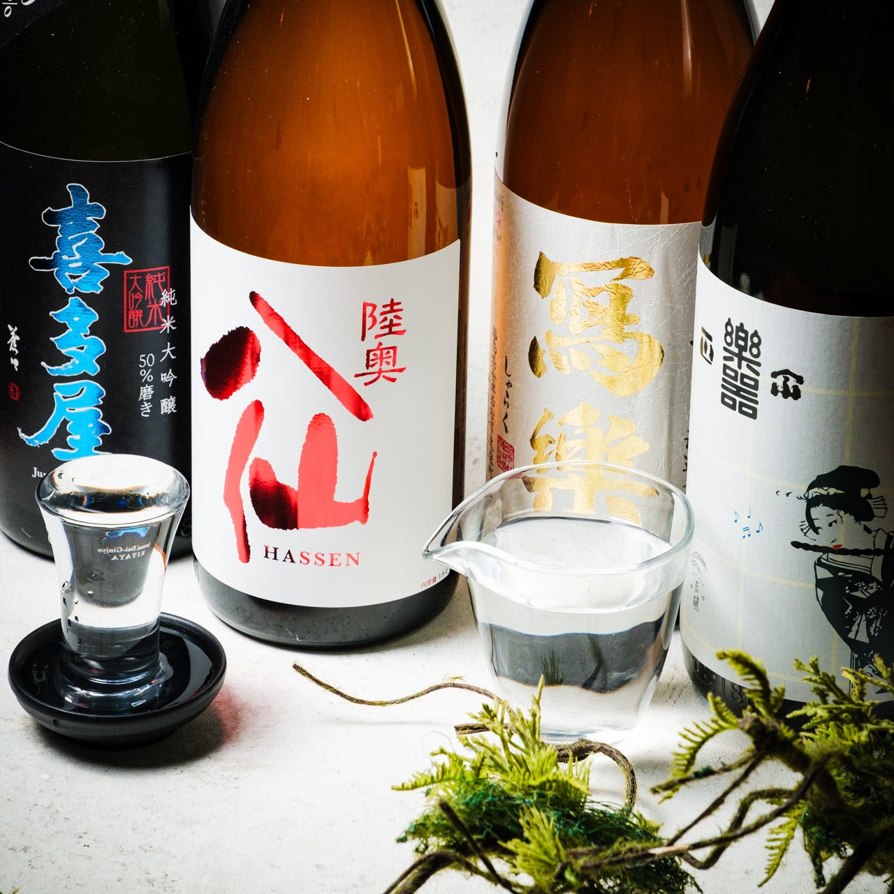 日本各地から厳選した日本酒は常時30種類以上！