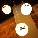 エントランス前のライティングは、Bar TALIのシンボルです