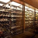 ◆当店自慢のワインセラー◆　入口エントランスを入ってすぐ目の前に聳え立つセラーは厳選された国内から輸入者まで幅広いワイン・スパークリングワイン・シャンパンが並びます。