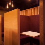 落ち着いた色調のカップルシートは新宿での大人の和食デートに最適なＬ字の個室席で大人気です。