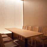 柔らかな光が包むテーブル個室席