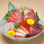 【新鮮な海の幸】
お造りをはじめとした海鮮料理をご用意