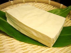 沖縄料理にかかせない「島豆腐」その味わい・食感は格別です！