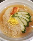 さっぱりしたスープが特徴の「冷麺」は締めの一品として人気