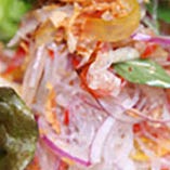 タイを代表するサラダ「ヤムウンセン」。温かい春雨にシャキシャキの野菜やハーブを合わせるのが本場流