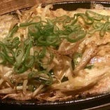 牡蠣好き必食！タイ風牡蠣のオムレツ「オースワン」。生地の3分の2は牡蠣という、贅沢なタイB級グルメです