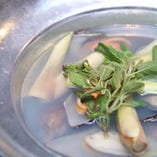 ベトナム料理にインスパイアされた「ムール貝のレモングラス蒸し」。入荷次第で本日のおすすめに登場します