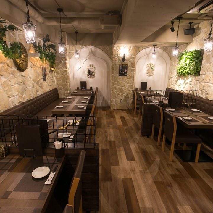 木目調の床にテーブルと椅子が並ぶ逸品飲茶 縁茗の店内