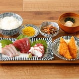 『刺身定食』1,703円(税込)
ごはん、味噌汁、小鉢、漬物付きです！他にも、肉豆冨定食、さば味噌煮定食、さば塩焼き定食などの定食もご用意しております！