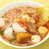 細米麺、イカ・豆腐・揚げワンタン入り（レッドスープ）