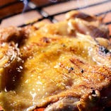じっくりと焼き上げる串焼きや鶏もも一枚焼きなど鶏料理が自慢