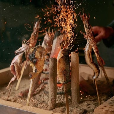 -鮮魚と炭火- うおうお 横浜駅前店_直送鮮魚を備長炭で焼き上げる「原始焼き」