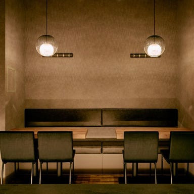 -鮮魚と炭火- うおうお 横浜駅前店_【各種宴会に◎】木の温もりと天然石のテーブルが織りなす和モダン空間