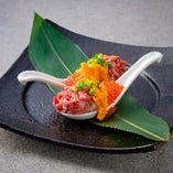 《新名物！レンゲ肉寿司》可愛い一口サイズのレンゲに載せたお寿司。雲丹×いくら×お肉を贅沢に一口で…！濃厚な味わいが口の中でとろけて広がる逸品！